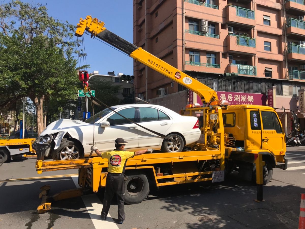 高雄道路救援-交通事故吊桿吊掛特殊作業