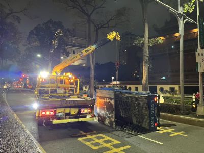 高雄道路救援-交通事故吊桿吊掛特殊作業