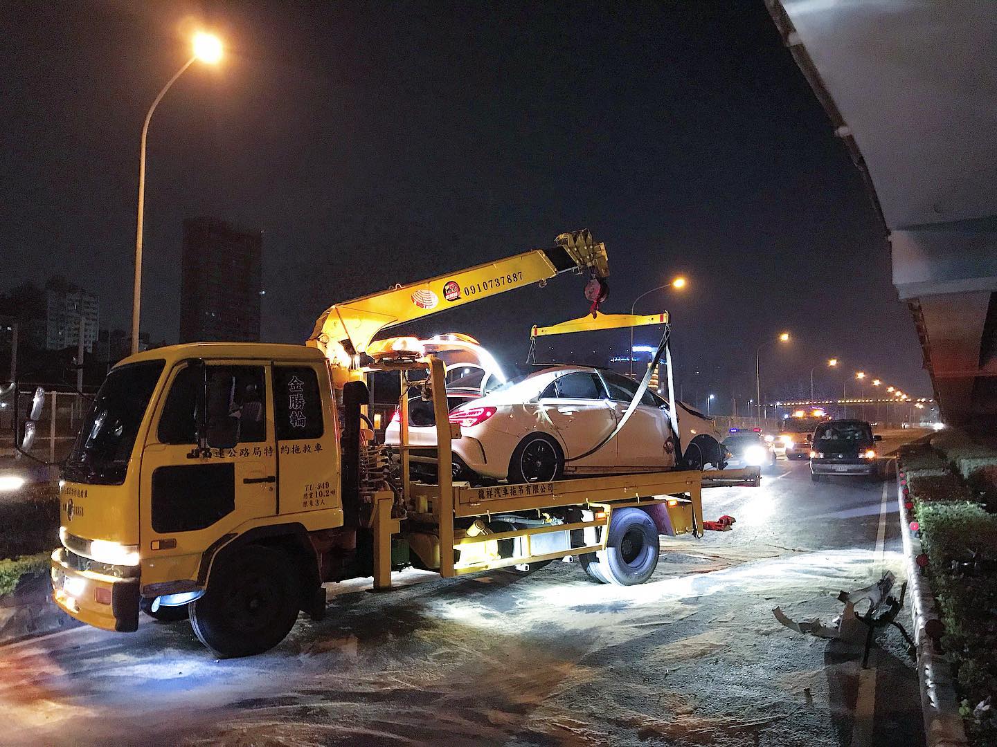 高雄道路救援 交通事故吊桿吊掛特殊作業 金勝輪汽車拖吊有限公司